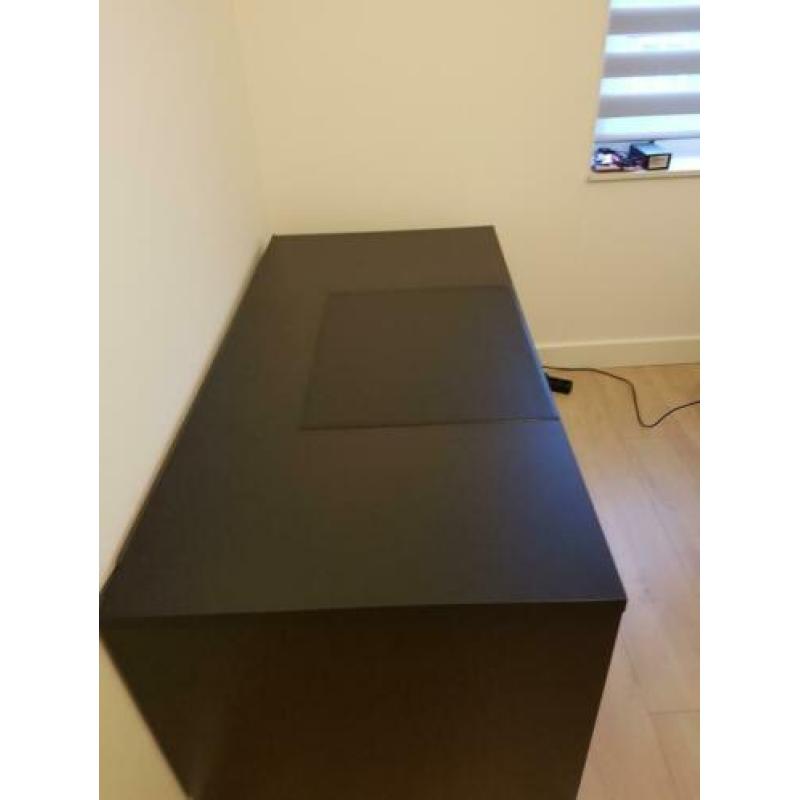 Zwart bureau met verrijdbaar ladenkastje