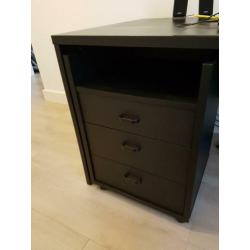 Zwart bureau met verrijdbaar ladenkastje