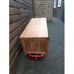 Bij deze bied ik me nette tv kast aan