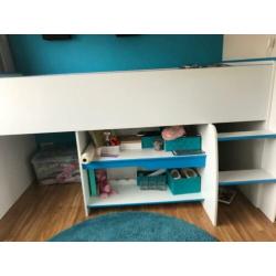 Halfhoogslaper met bureau.