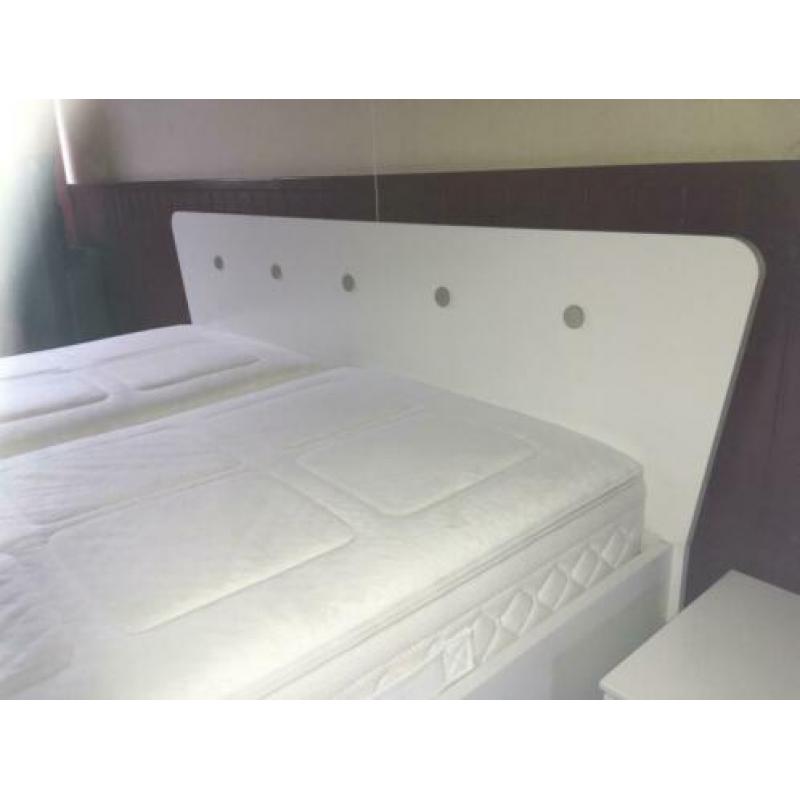 Tweepersoons vintage look bed