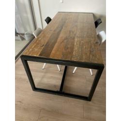 Tafel eventueel met stoelen