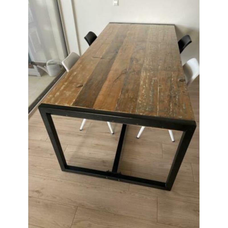 Tafel eventueel met stoelen