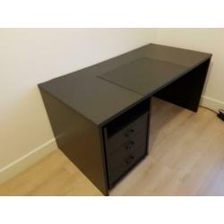 Zwart bureau met verrijdbaar ladenkastje