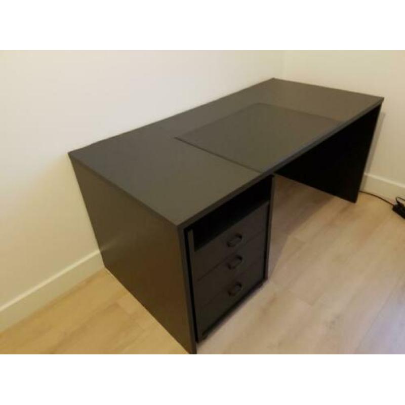 Zwart bureau met verrijdbaar ladenkastje