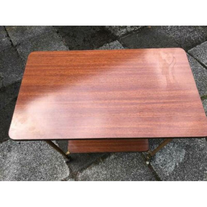 retro tv of bijzet-tafel uit de jaren 50-60 op wieltjes.
