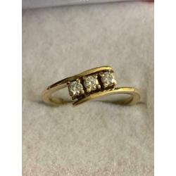 18 krt.geel gouden ring met 3 diamanten