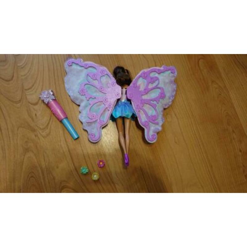 Barbie met vleugels en bloemetjes.
