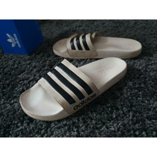 Adidas slippers maat 43/44 kan allebei