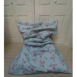 Zitzak van Sit&Joy met roze bloemetjes, 100 x 150 cm lang.