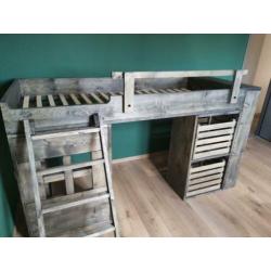 Bed , hoogslaper , gemaakt van steigerhout, diverse mogelijk