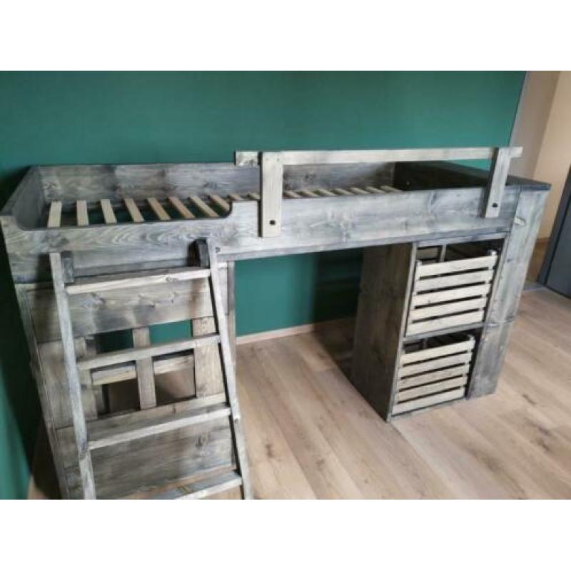 Bed , hoogslaper , gemaakt van steigerhout, diverse mogelijk