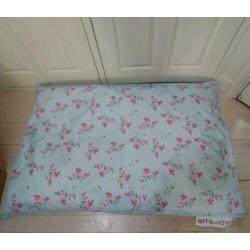 Zitzak van Sit&Joy met roze bloemetjes, 100 x 150 cm lang.