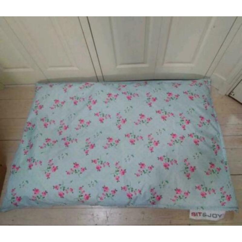 Zitzak van Sit&Joy met roze bloemetjes, 100 x 150 cm lang.