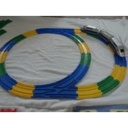 Plastic trein met gekleurd rails