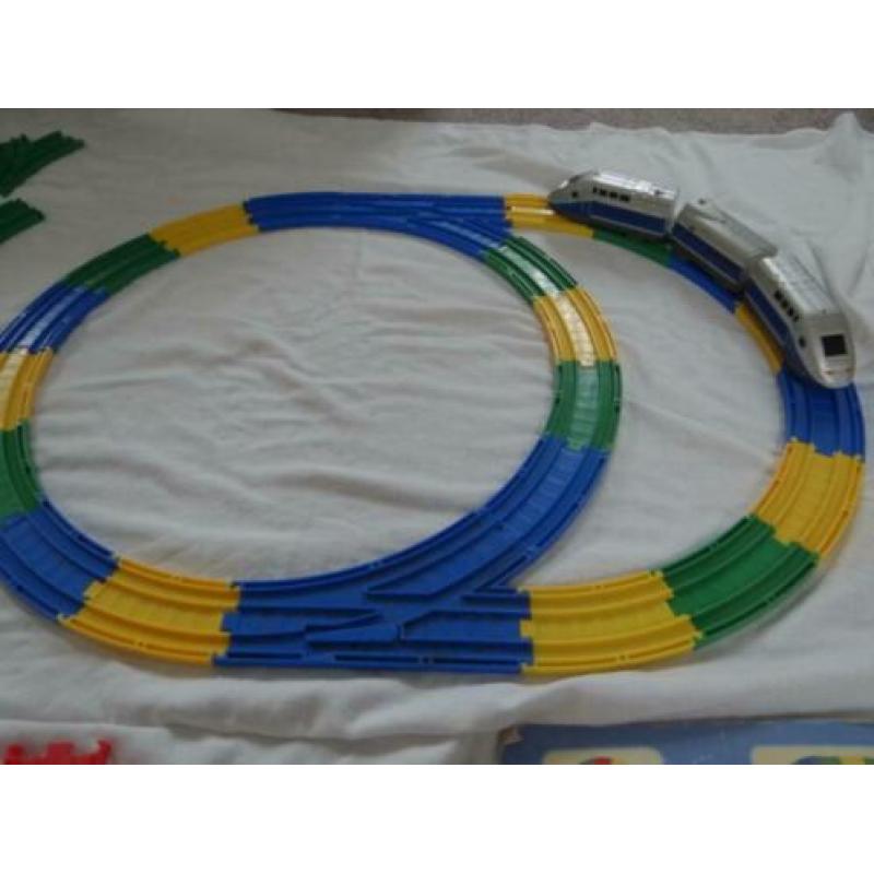 Plastic trein met gekleurd rails