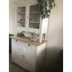 Offwhite geschilderd, dof, vitrinekast