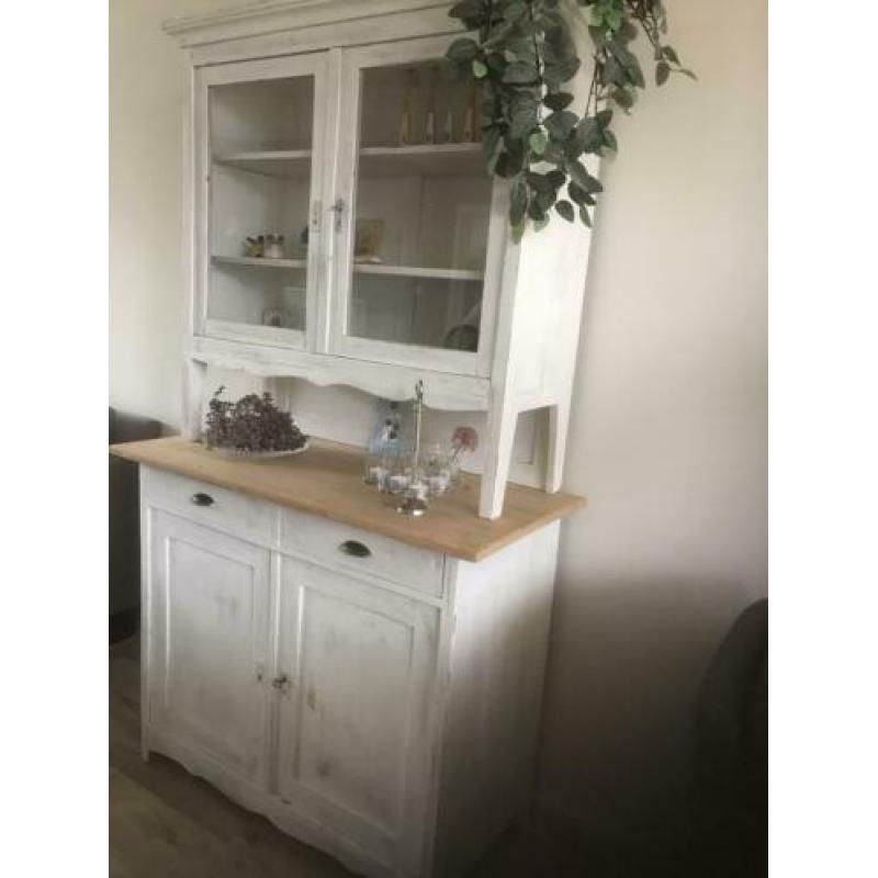 Offwhite geschilderd, dof, vitrinekast