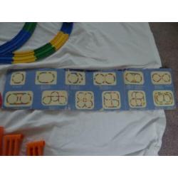 Plastic trein met gekleurd rails