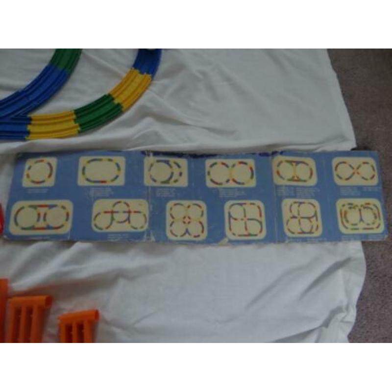 Plastic trein met gekleurd rails