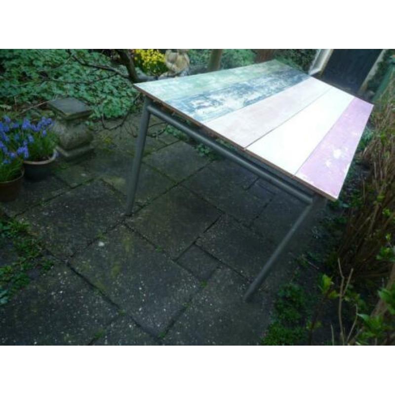 Aparte eettafel met gekleurde planken