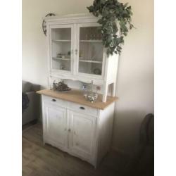 Offwhite geschilderd, dof, vitrinekast