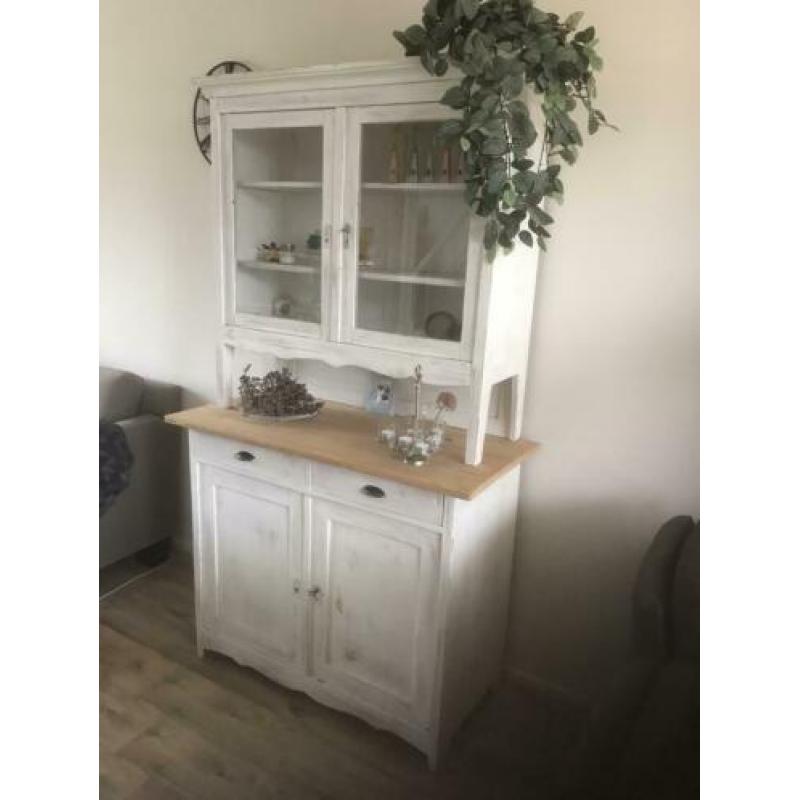 Offwhite geschilderd, dof, vitrinekast
