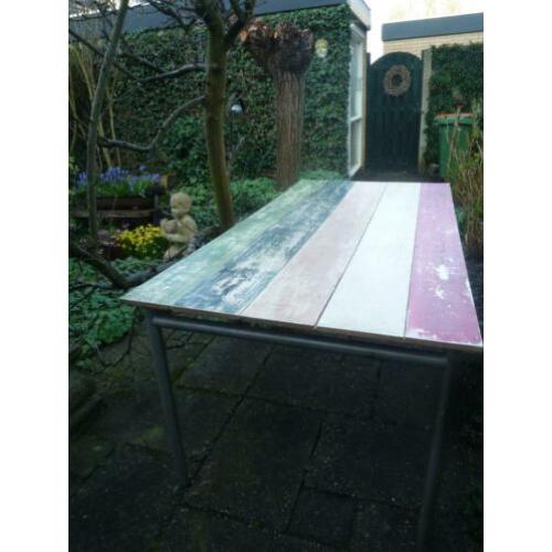 Aparte eettafel met gekleurde planken