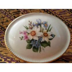 Mooi oud porseleinen vaasje uit Engeland met bloemen 7,5 cm.