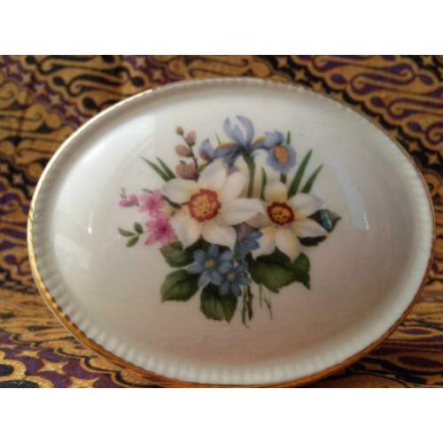 Mooi oud porseleinen vaasje uit Engeland met bloemen 7,5 cm.