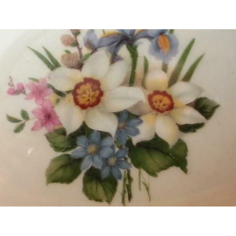 Mooi oud porseleinen vaasje uit Engeland met bloemen 7,5 cm.