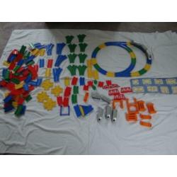 Plastic trein met gekleurd rails
