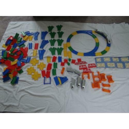Plastic trein met gekleurd rails