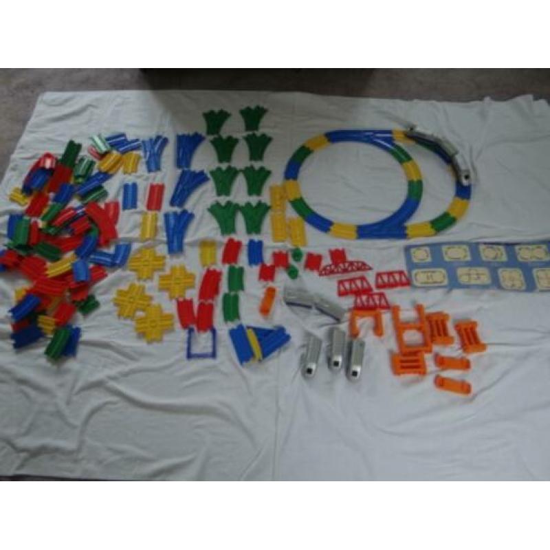 Plastic trein met gekleurd rails