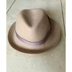 camel kleur hoed van het merk Ted Baker