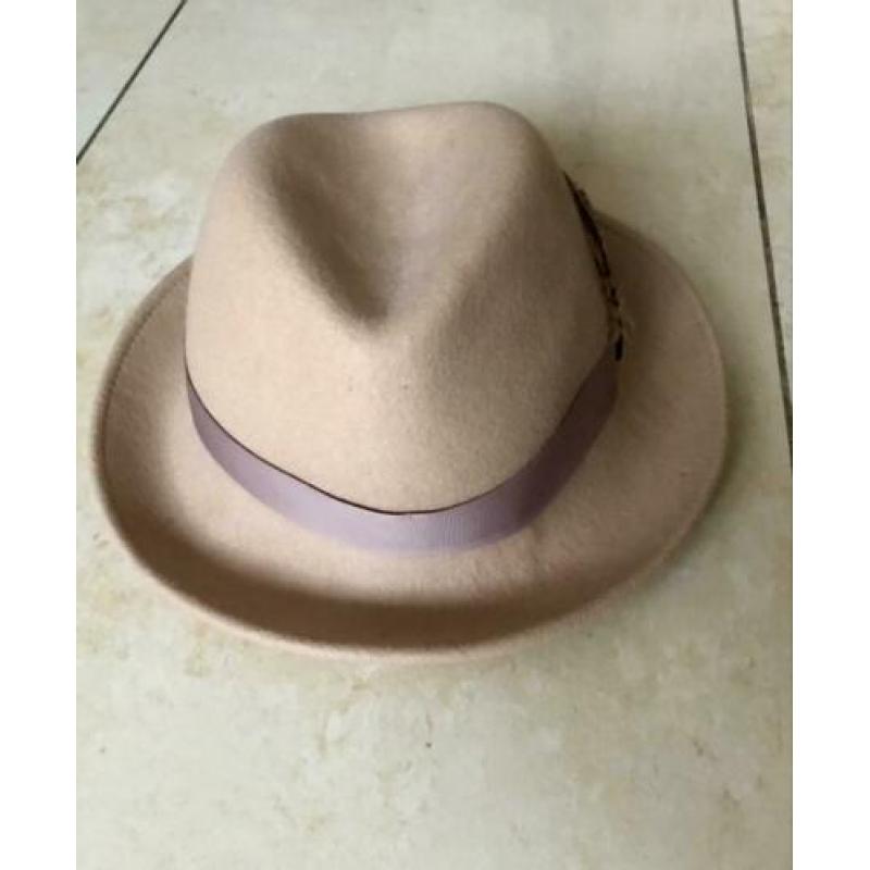 camel kleur hoed van het merk Ted Baker