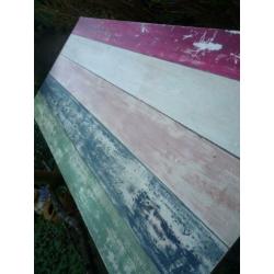 Aparte eettafel met gekleurde planken