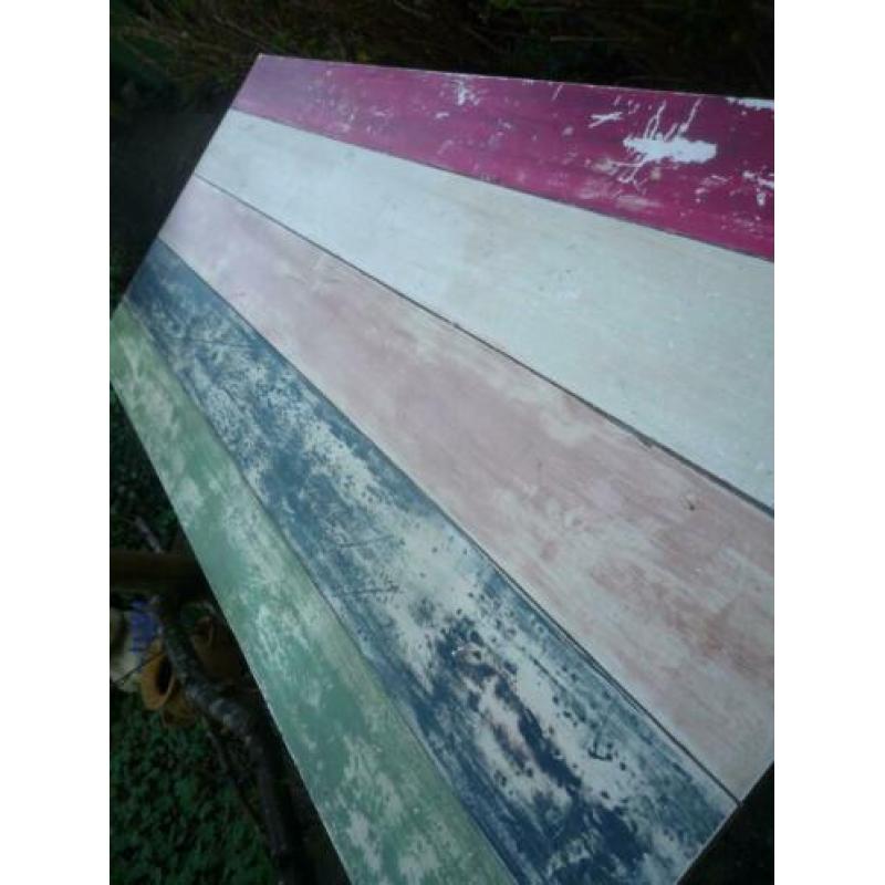 Aparte eettafel met gekleurde planken