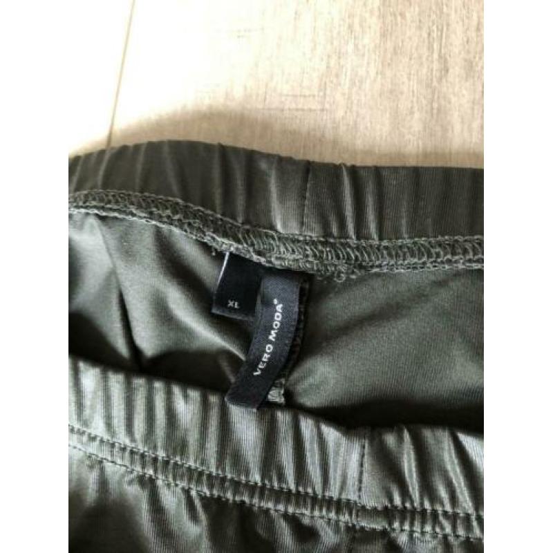 2x “leren” legging groen xl 1x Vero moda