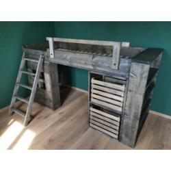 Bed , hoogslaper , gemaakt van steigerhout, diverse mogelijk