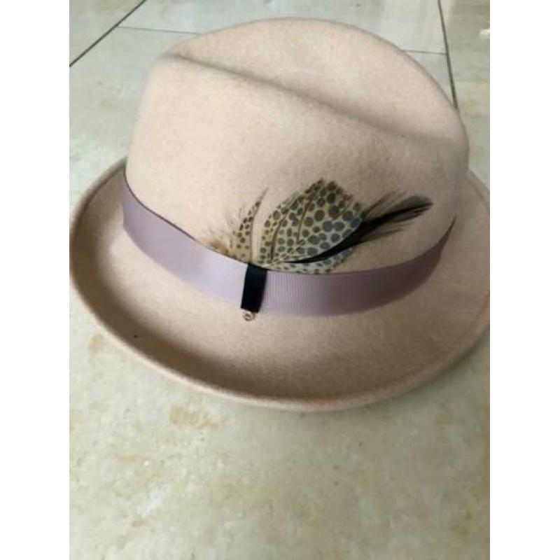 camel kleur hoed van het merk Ted Baker