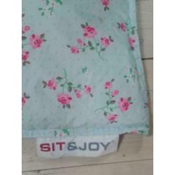 Zitzak van Sit&Joy met roze bloemetjes, 100 x 150 cm lang.