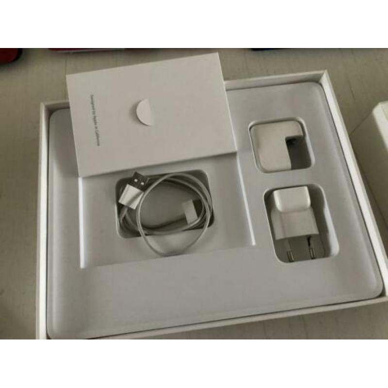 ??iPad 2 16 GB wit met 3 hoesjes ??