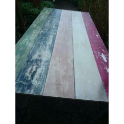 Aparte eettafel met gekleurde planken