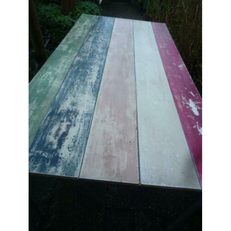 Aparte eettafel met gekleurde planken