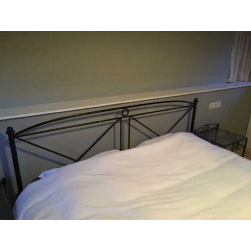Tweepersoonsbed, incl. bedbodems, nachtkastjes en voetenbank