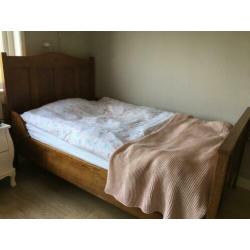 Mooi oud houten ledikant met matras 200x120