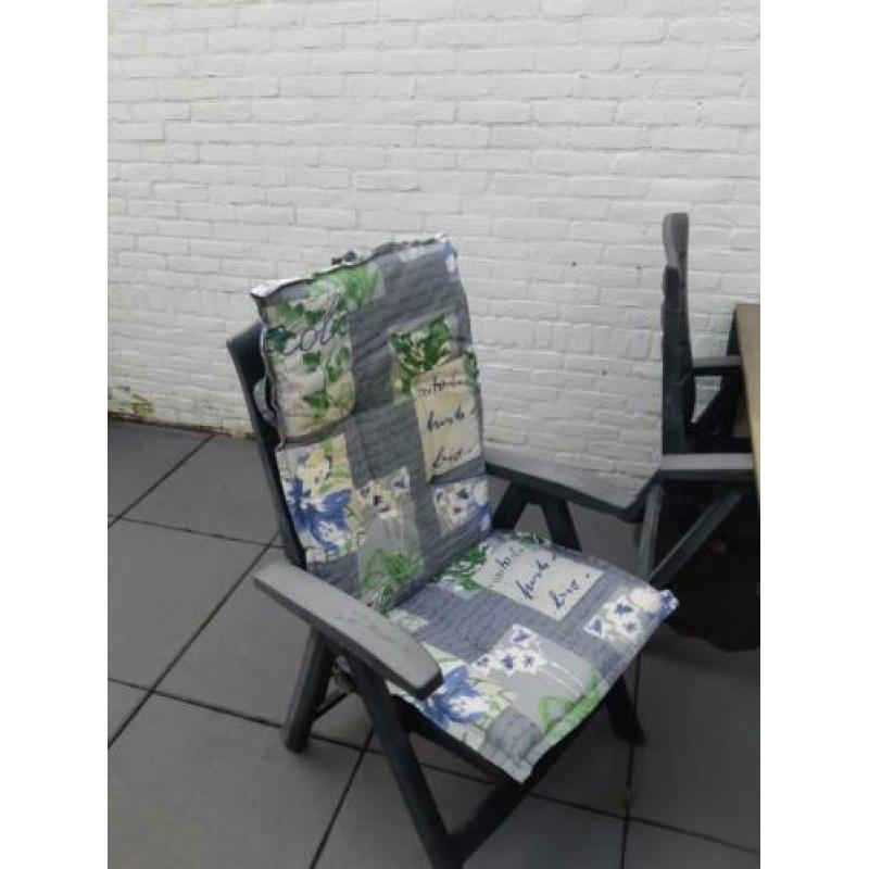 Tuin tafel +stoelen+kussens.