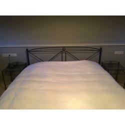 Tweepersoonsbed, incl. bedbodems, nachtkastjes en voetenbank