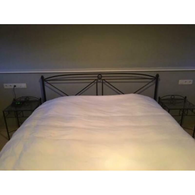 Tweepersoonsbed, incl. bedbodems, nachtkastjes en voetenbank